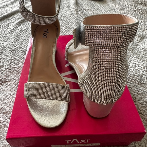 Elegant Silver Women's Sandals - Picture 6 of 11